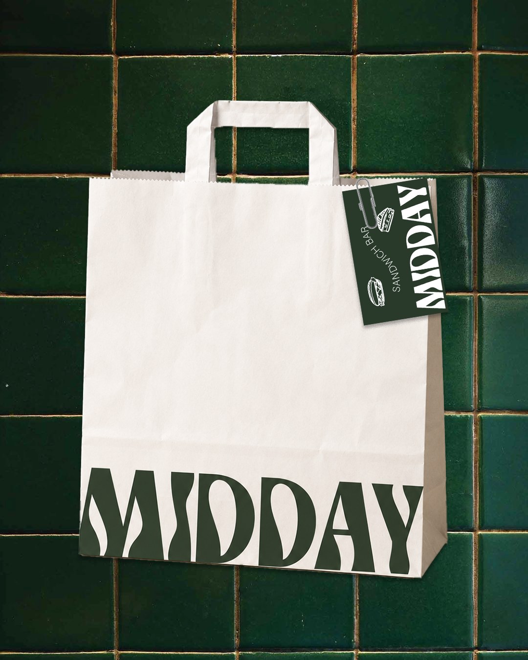 Sac en papier Midday sur fond de carrelage vert