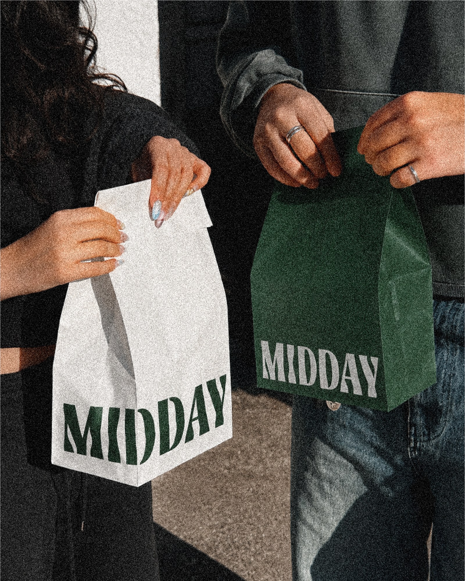 Deux amis partageant des sandwichs Midday