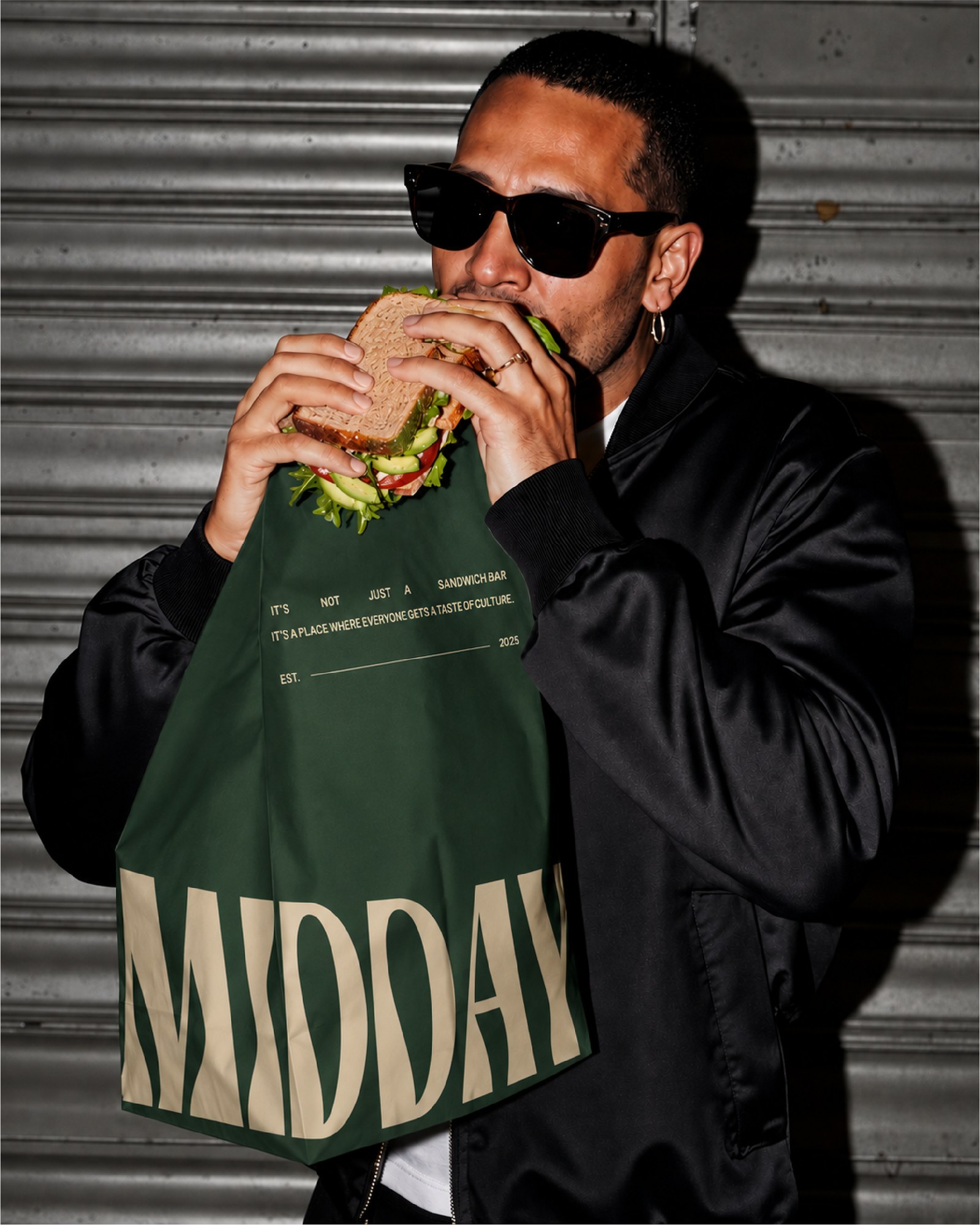 Personne mangeant un sandwich Midday