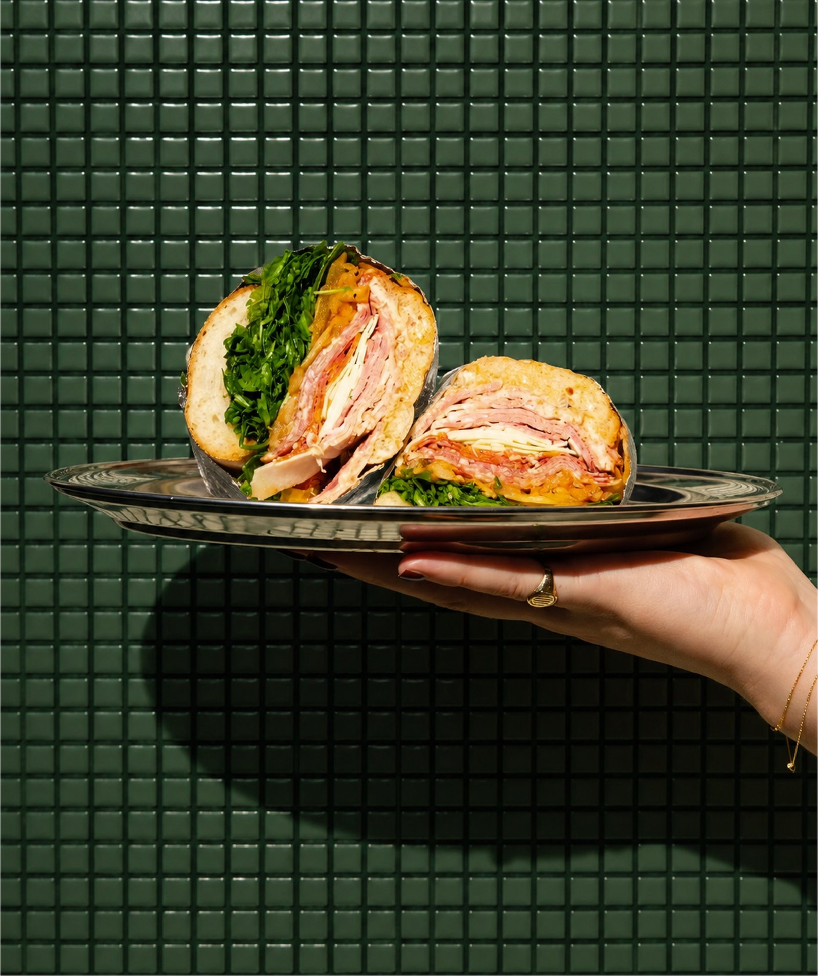Sandwichs Midday sur plateau, carrelage vert